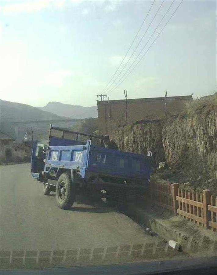 警车把农用车“别进”沟里<strong></p>
<p>网络投资理财</strong>，三个问题需要澄清