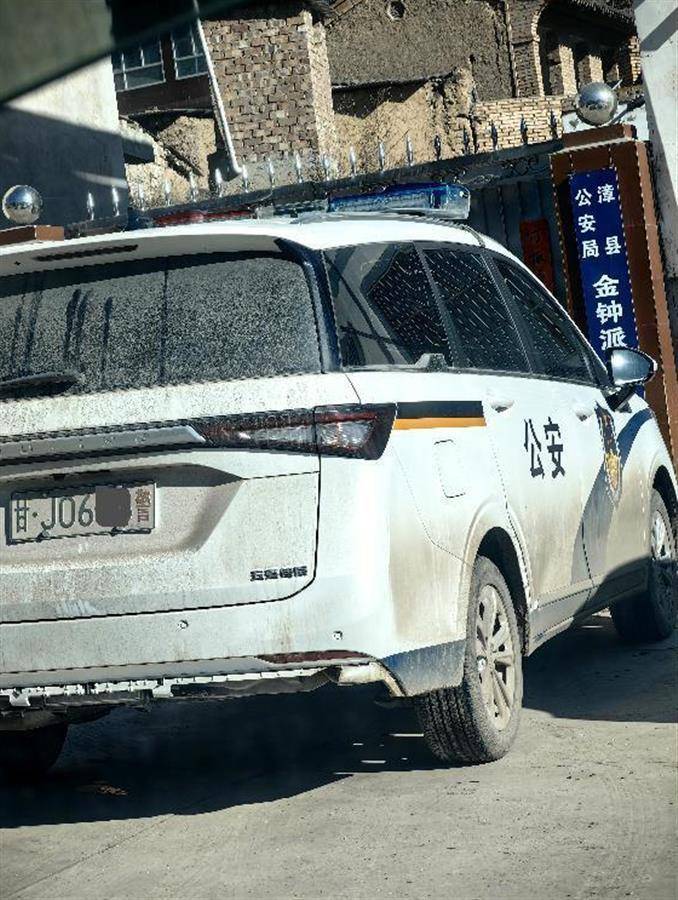 警车把农用车“别进”沟里<strong></p>
<p>网络投资理财</strong>，三个问题需要澄清