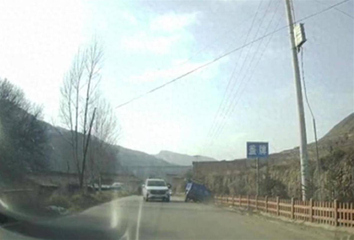 警车把农用车“别进”沟里<strong></p>
<p>网络投资理财</strong>，三个问题需要澄清