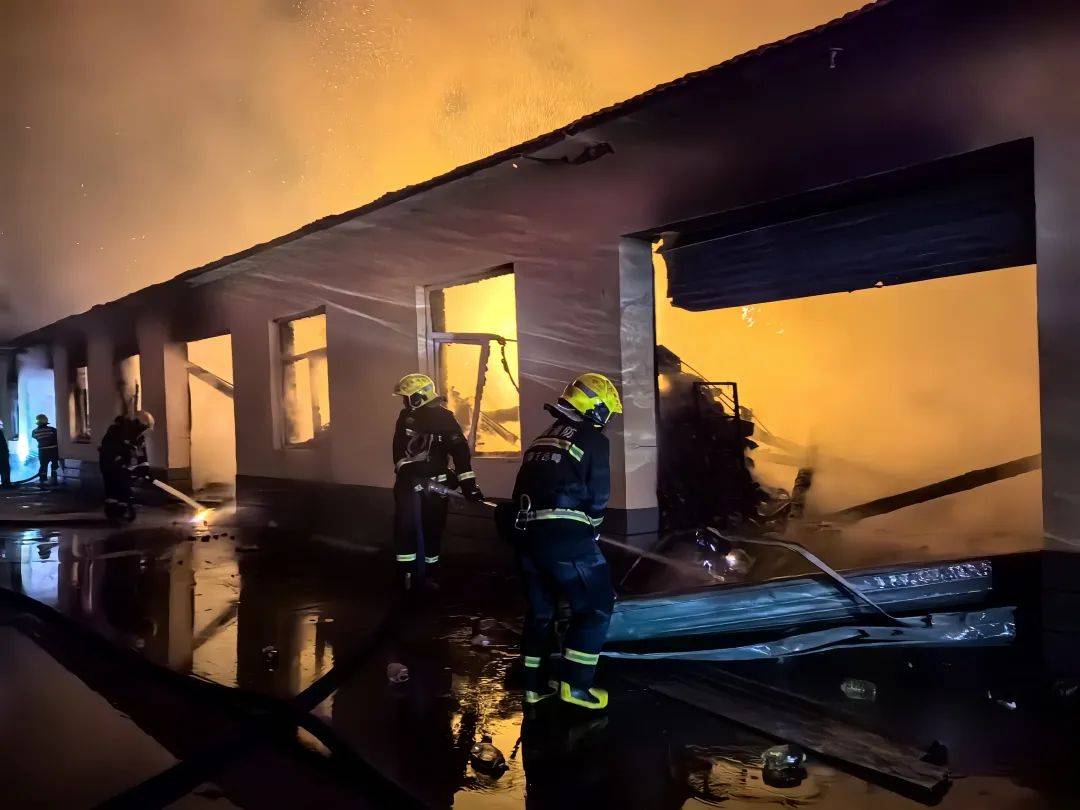 约4000箱白酒火中炸裂<strong></p>
<p>网络投资理财</strong>，主人痛失60多万！