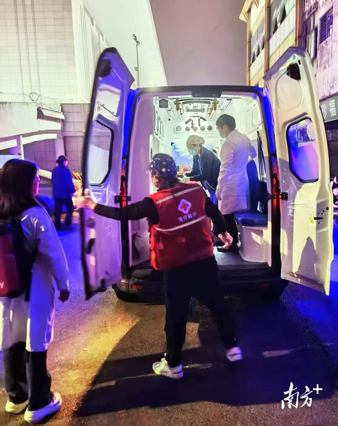 “先救命<strong></p>
<p>表外理财</strong>，责任我们担！”东莞东站一旅客突发心脏骤停