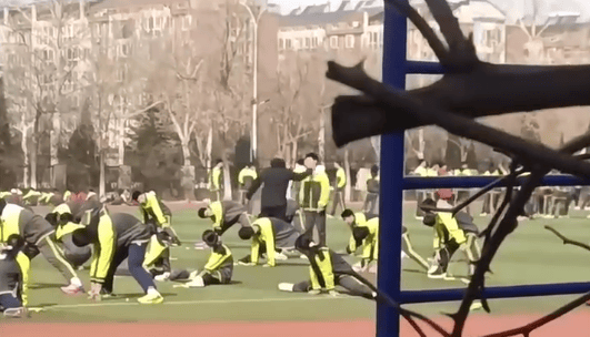 山东一中学老师抽学生耳光<strong></p>
<p>理财指南</strong>，学生还手后双方扭打！教育局：涉事教师已停课