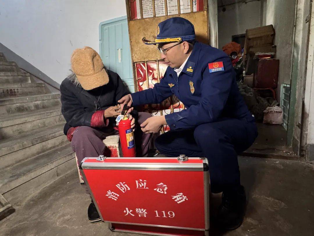 退休金超9000<strong></p>
<p>理财质押贷款</strong>，91岁老人家中却“垃圾成山”！原因心酸