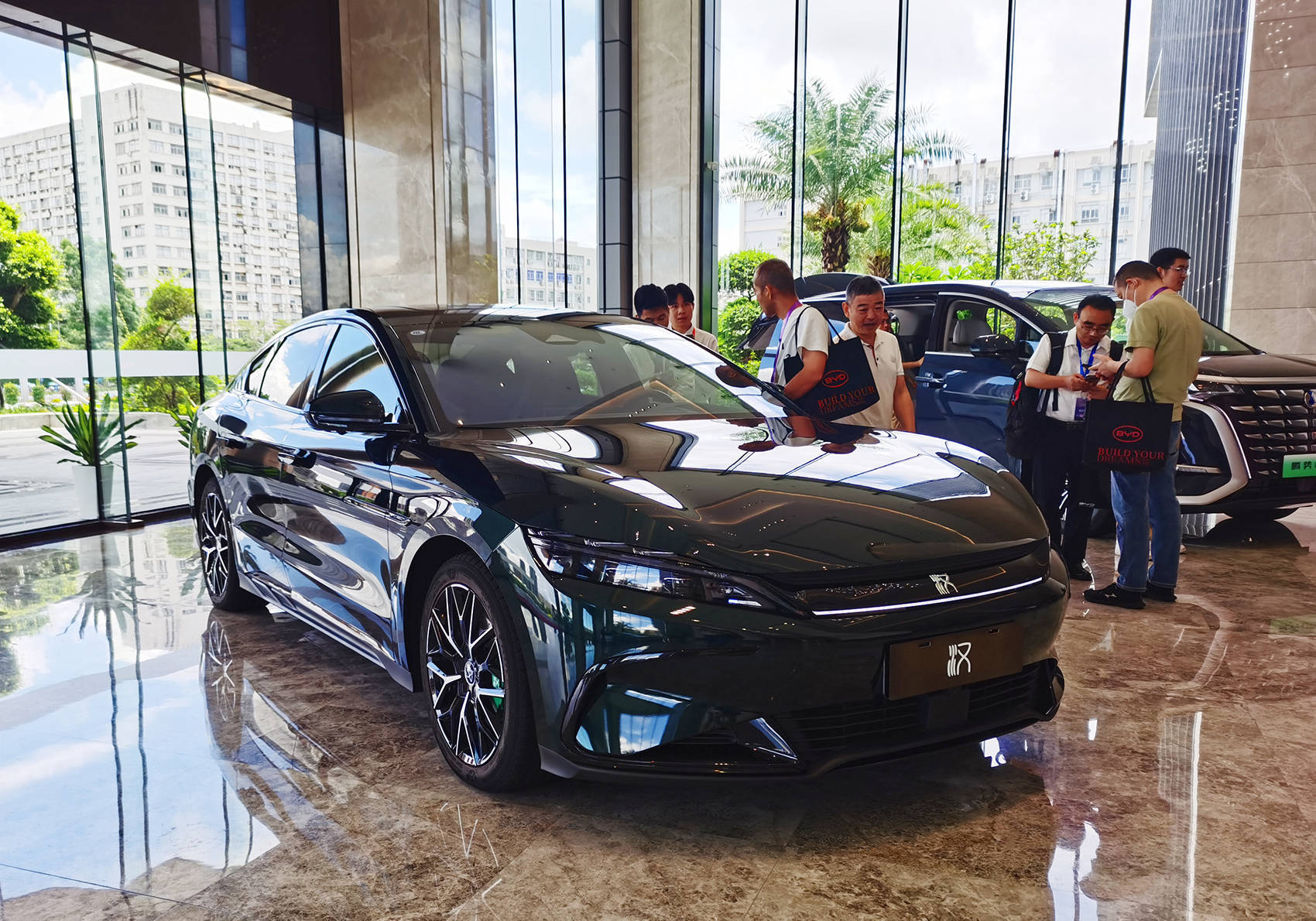 营收7771亿元<strong></p>
<p>家庭理财方案</strong>，超越特斯拉！刚刚，比亚迪炸裂发布：拟派现超120亿元