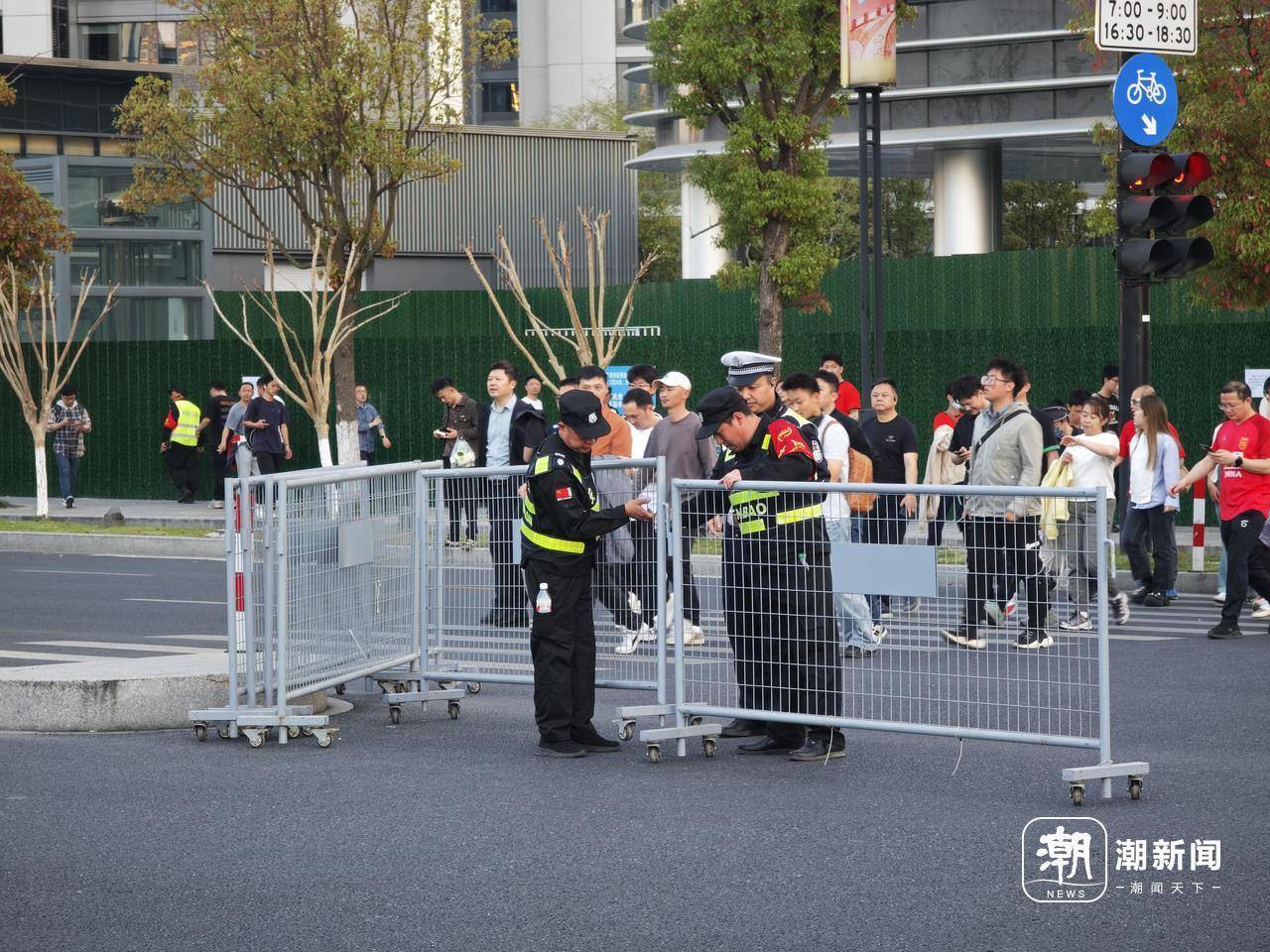足球之夜杭州7万人疏散<strong></p>
<p>无风险理财</strong>，一个普通交警在“大莲花”的13个小时