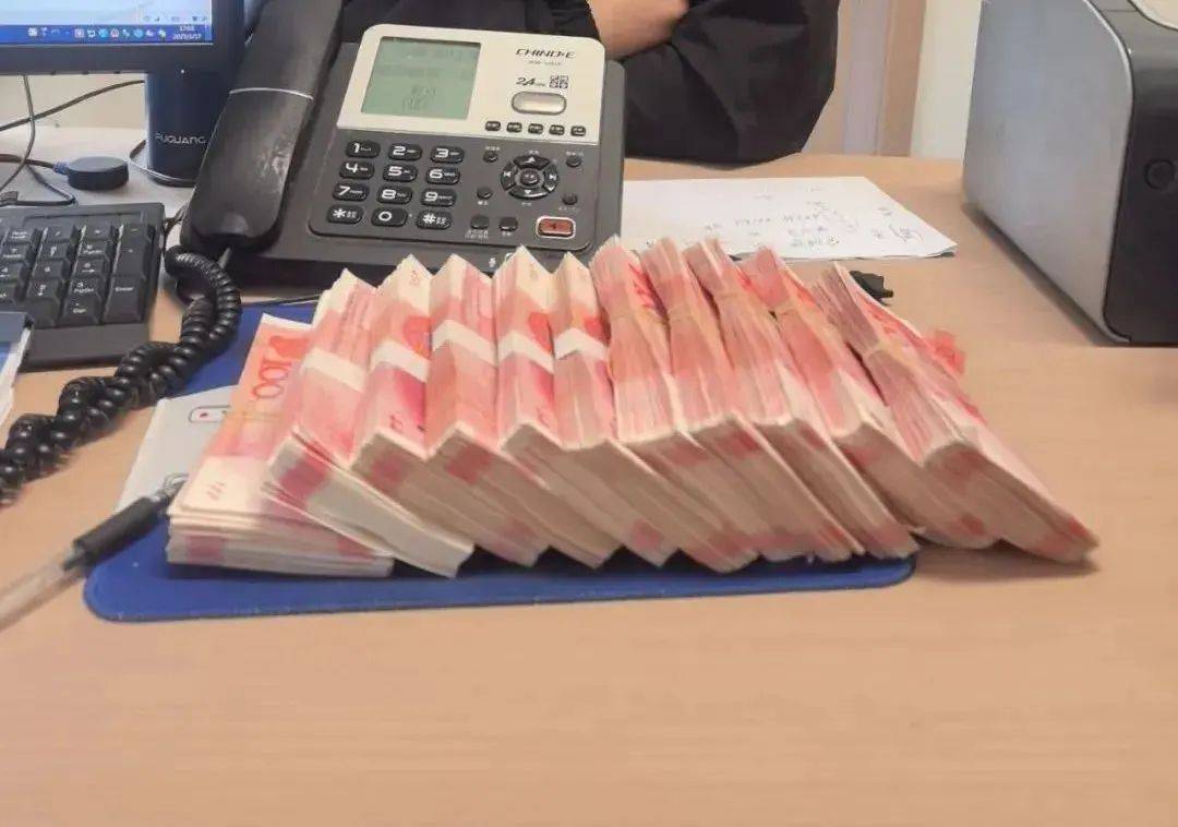 快递当场开箱：108000元现金<strong></p>
<p>理财教材</strong>！浙江男子傻眼了