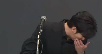 金秀贤为何在记者会上多次喝水<strong></p>
<p>金融理财培训</strong>，网友请DeepSeek解读