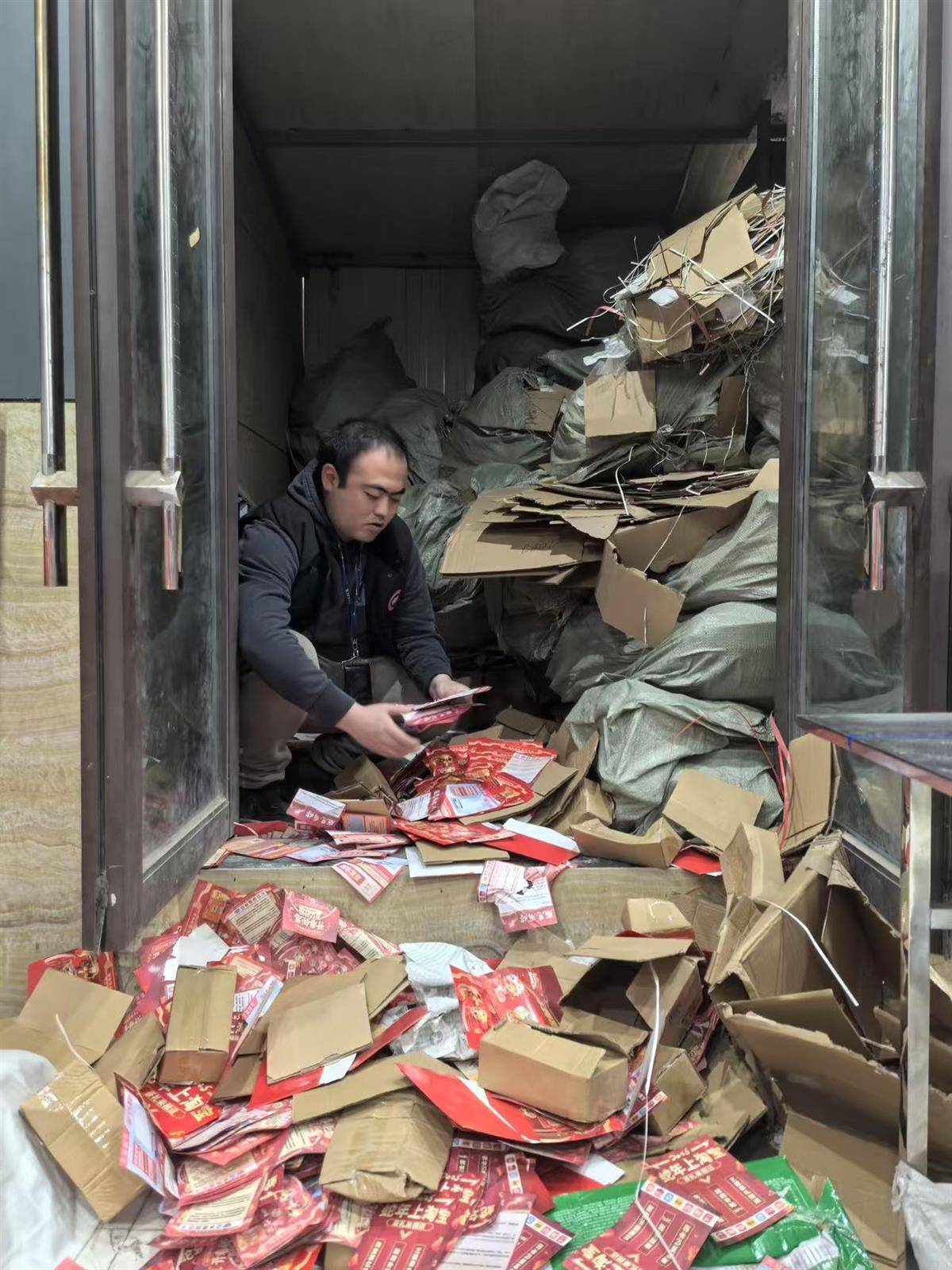 他发出的81万件快递全是电诈卡片<strong></p>
<p>mfc理财</strong>！武汉江岸警方破获特大诈骗案