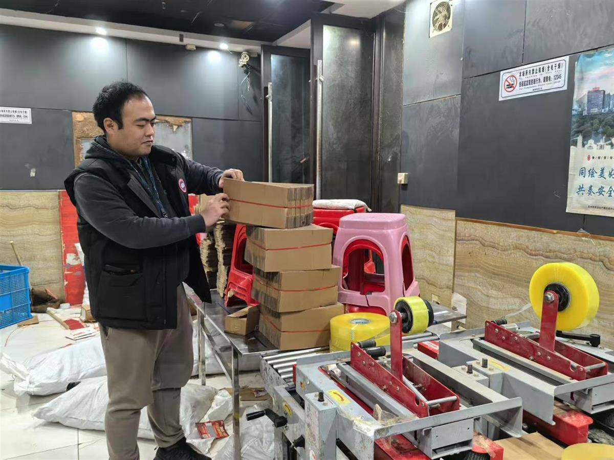 他发出的81万件快递全是电诈卡片<strong></p>
<p>mfc理财</strong>！武汉江岸警方破获特大诈骗案