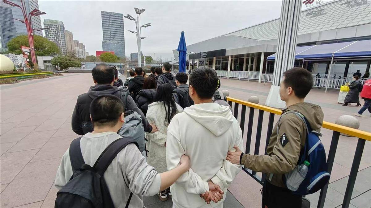 他发出的81万件快递全是电诈卡片<strong></p>
<p>mfc理财</strong>！武汉江岸警方破获特大诈骗案