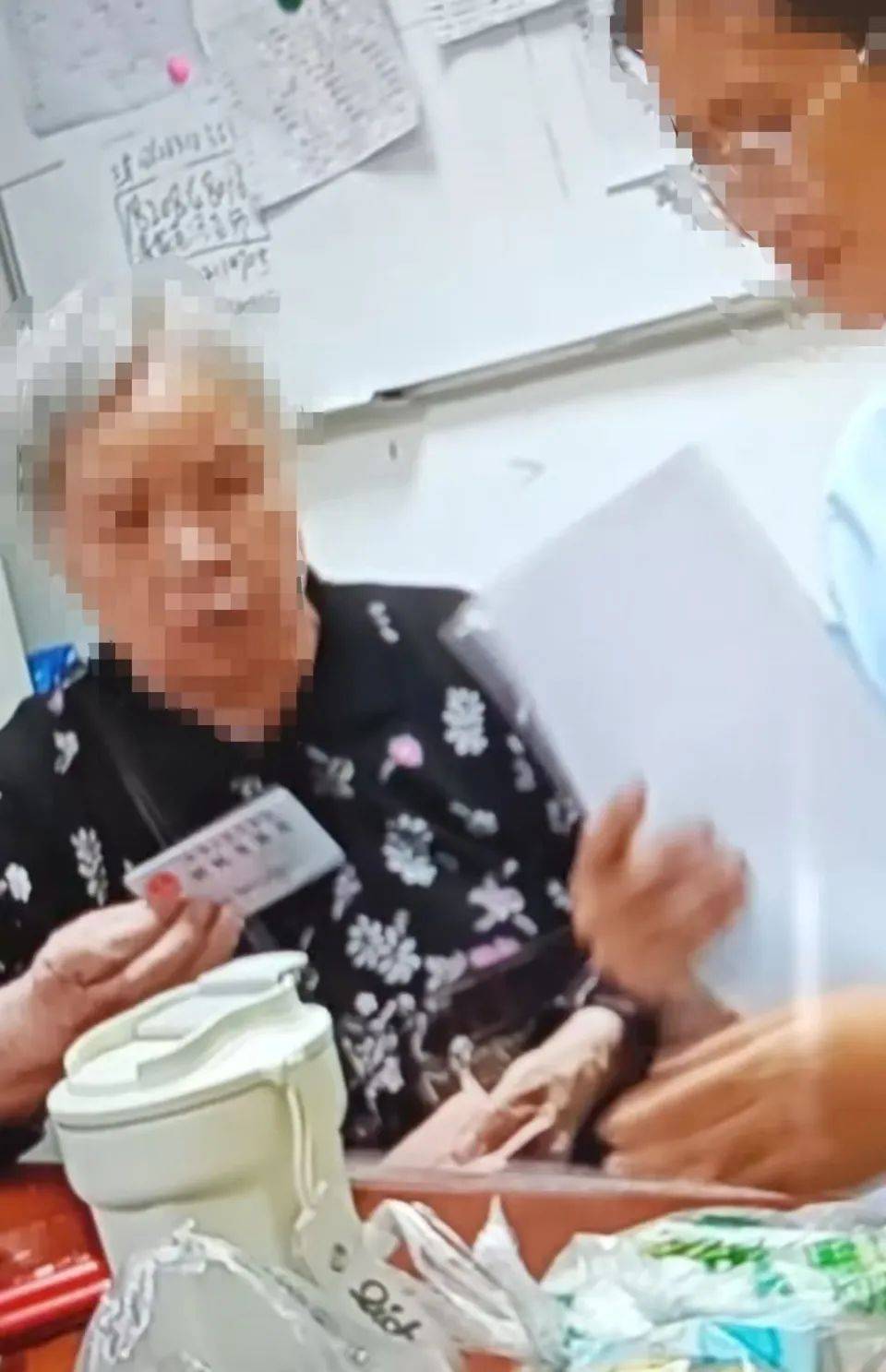 84岁老太被大女儿带出养老院<strong></p>
<p>mfc理财</strong>，取光40万存款！小女儿：养老院应担责