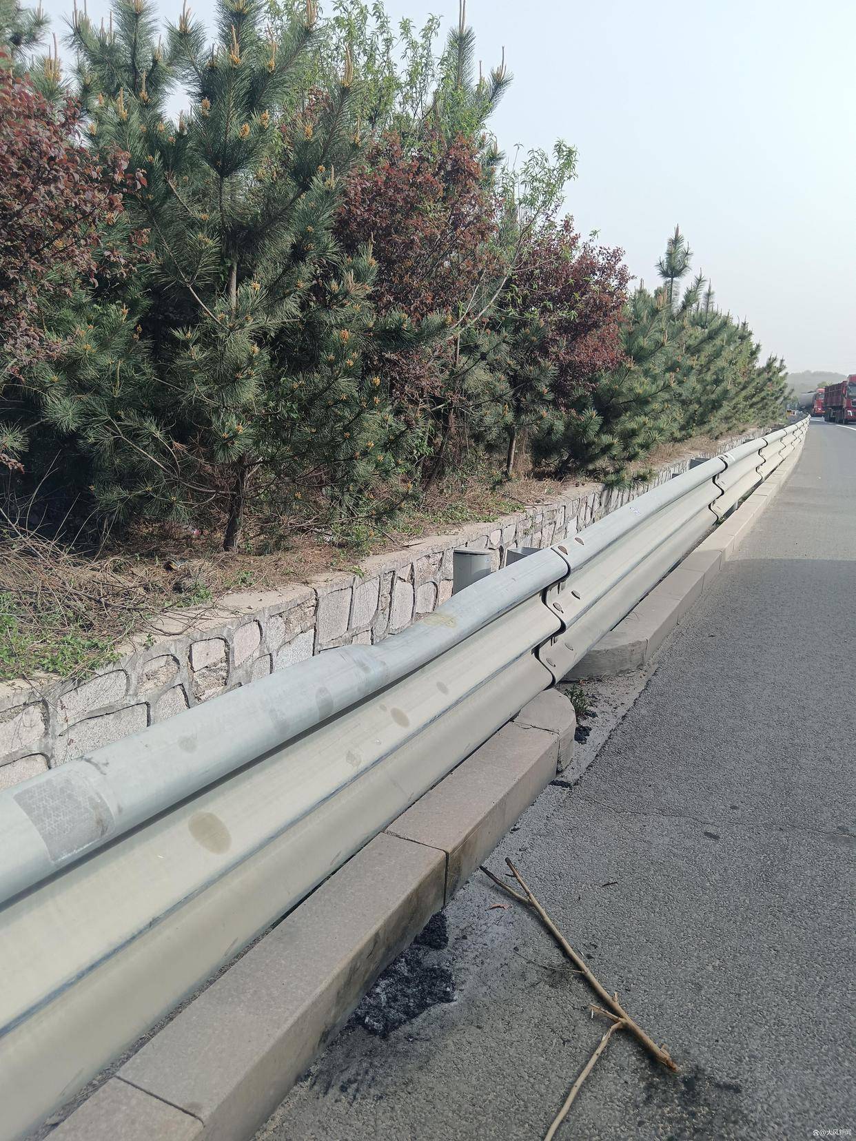 汽修店老板道路救援支千斤顶<strong></p>
<p>理财投资收益</strong>，大货车箱体侧翻致其身亡；五莲县警方：不属车祸建议自诉