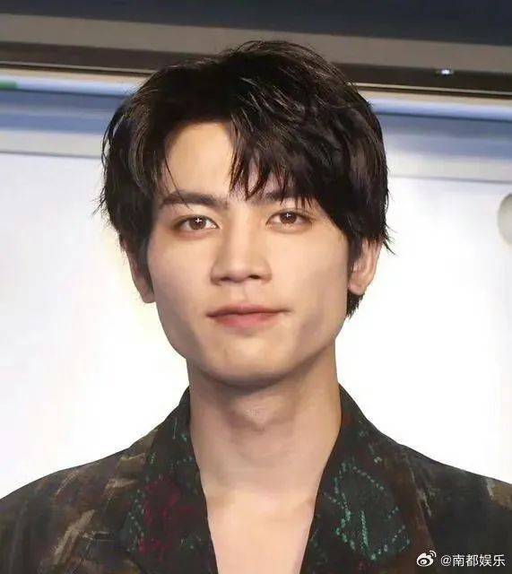 热搜第一<strong></p>
<p>理财投资收益</strong>！24岁男演员不幸去世