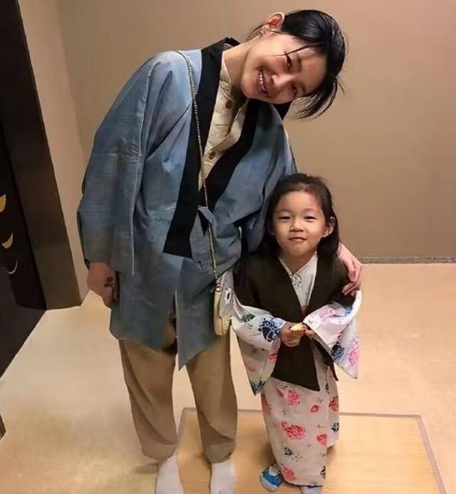 大S儿女回北京<strong></p>
<p>理财资源</strong>，张兰拉着小玥儿逛街，网友夸汪小菲好帅