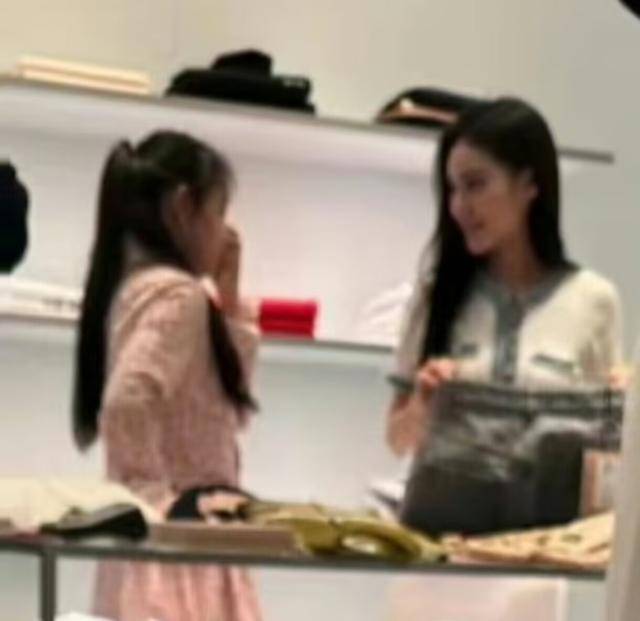 大S儿女回北京<strong></p>
<p>理财资源</strong>，张兰拉着小玥儿逛街，网友夸汪小菲好帅