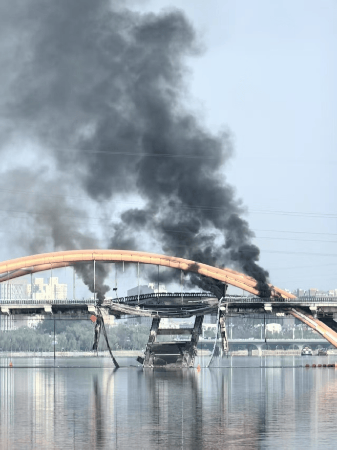北京顺义潮白河大桥发生火情并部分坍塌<strong></p>
<p>理财规划师培训</strong>，官方回应