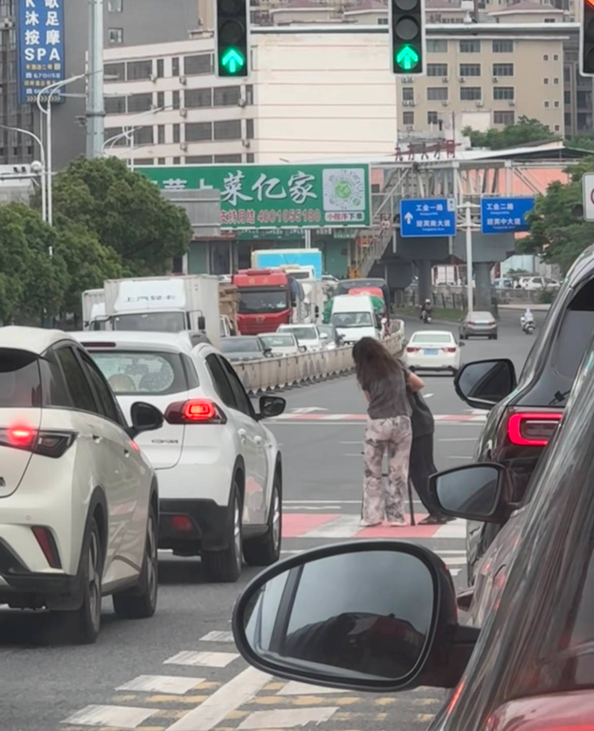 赣州女司机下车搀扶老人过马路<strong></p>
<p>农民理财</strong>，所有车辆等候4分钟，目击者：静静等待，没人按喇叭