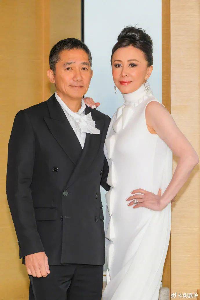 刘嘉玲连发10多张梁朝伟照片：他都不知道自己帅<strong></p>
<p>理财农场</strong>！头发白了也不肯染