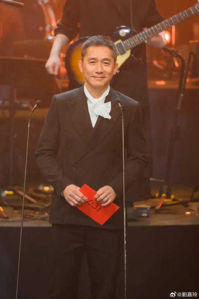 刘嘉玲连发10多张梁朝伟照片：他都不知道自己帅<strong></p>
<p>理财农场</strong>！头发白了也不肯染