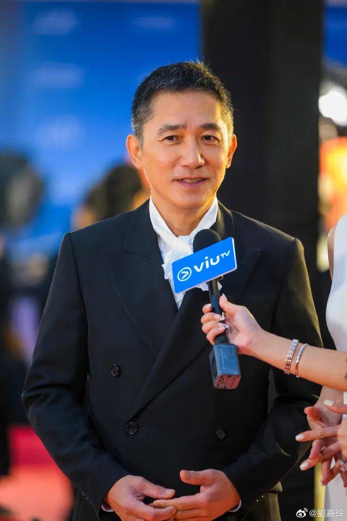 刘嘉玲连发10多张梁朝伟照片：他都不知道自己帅<strong></p>
<p>理财农场</strong>！头发白了也不肯染