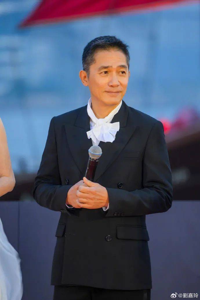 刘嘉玲连发10多张梁朝伟照片：他都不知道自己帅<strong></p>
<p>理财农场</strong>！头发白了也不肯染