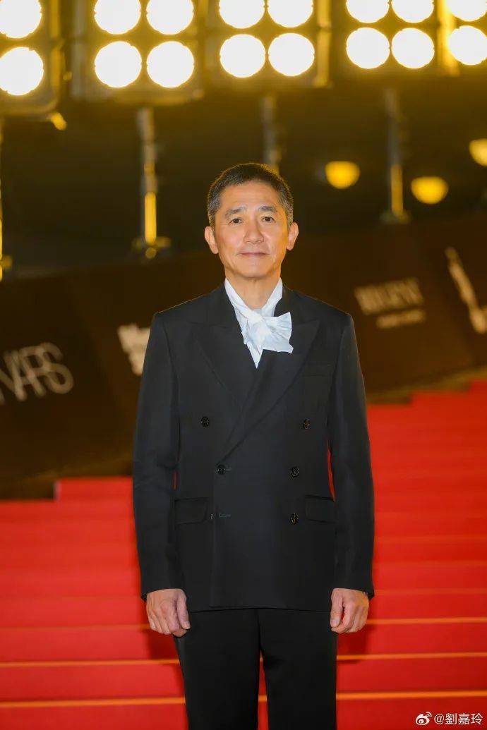 刘嘉玲连发10多张梁朝伟照片：他都不知道自己帅<strong></p>
<p>理财农场</strong>！头发白了也不肯染
