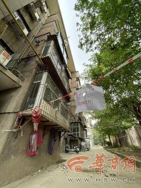 大风中西安一40年老楼两户阳台坠落<strong></p>
<p>51理财</strong>，居民担心危房盼安全鉴定