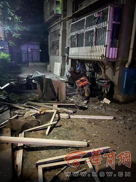 大风中西安一40年老楼两户阳台坠落<strong></p>
<p>51理财</strong>，居民担心危房盼安全鉴定