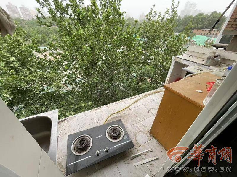 大风中西安一40年老楼两户阳台坠落<strong></p>
<p>51理财</strong>，居民担心危房盼安全鉴定
