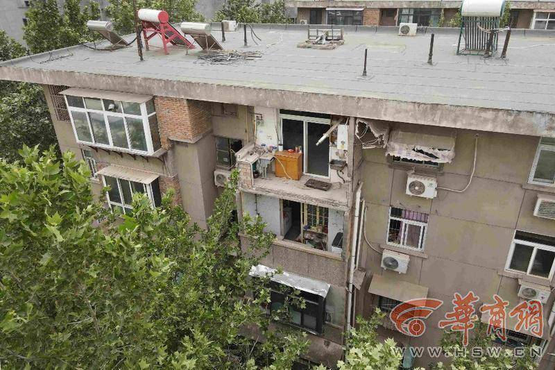大风中西安一40年老楼两户阳台坠落<strong></p>
<p>51理财</strong>，居民担心危房盼安全鉴定