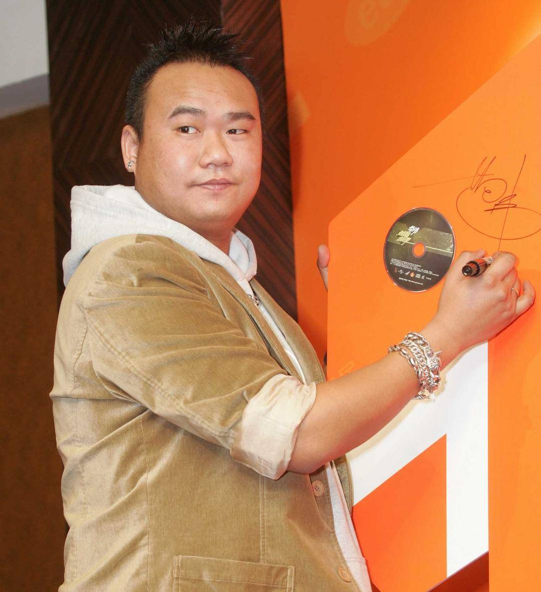 歌手苟伟去世<strong></p>
<p>51理财</strong>，本挂号要去医院检查，之前因呼吸问题准备手术