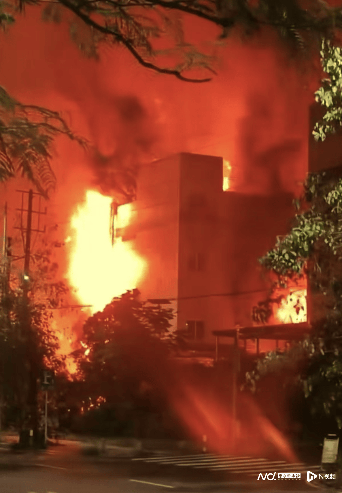 昨夜<strong></p>
<p>安稳理财</strong>，中山一公司突发大火， 事发时火光冲天