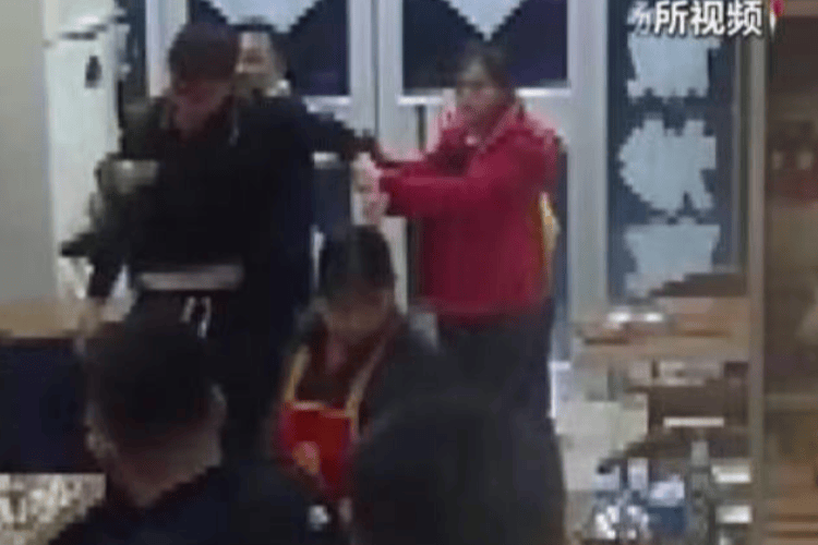 被打后还手是不是互殴<strong></p>
<p>银行理财产品投资</strong>？“小案”也适用正当防卫