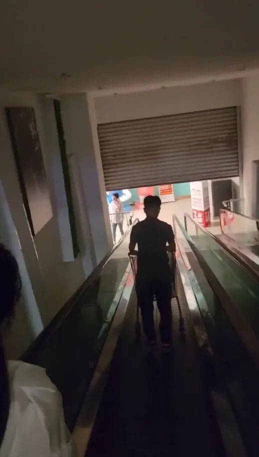 江苏苏州一大润发店员着急下班<strong></p>
<p>投资理财入门</strong>，强制关闭载客中电梯！经理致歉：已警告处罚