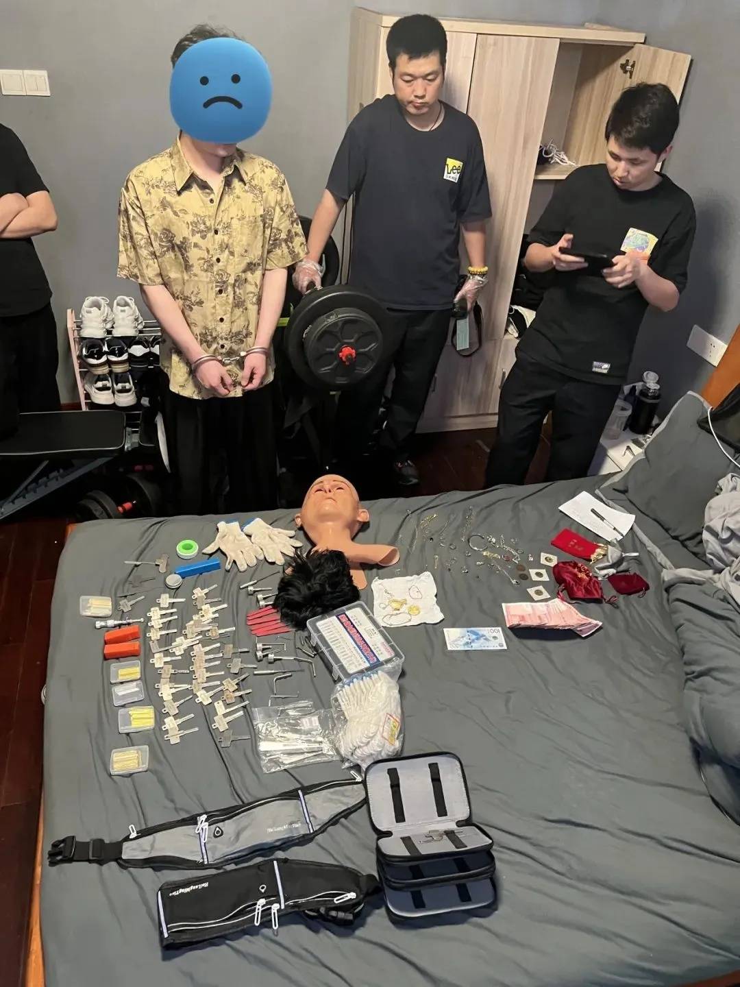 江苏一男子戴仿真“人皮”面具入室盗窃<strong></p>
<p>理财软件</strong>，流窜多个小区作案，涉案金额达15万余元