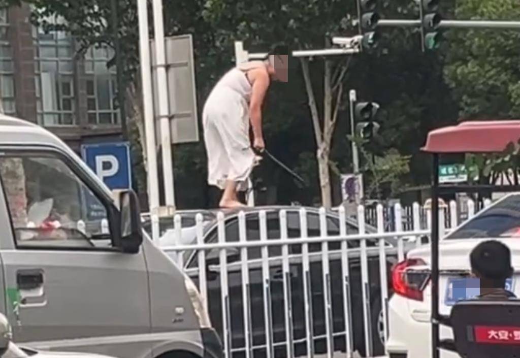 女子持械当街打砸多辆轿车<strong></p>
<p>菠萝理财</strong>，被顶在挡风玻璃上前行，当地：女子当场被控制，警方介入调查