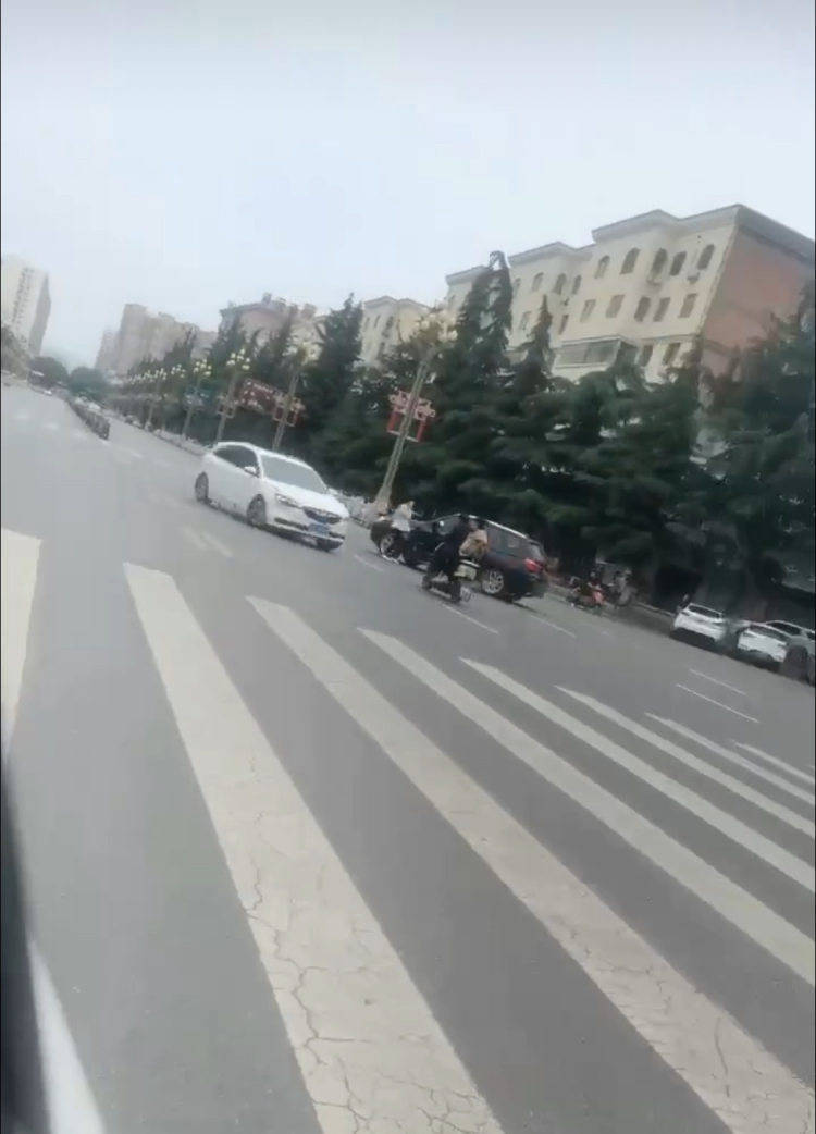 宝鸡一社区书记闹市飞车追撞女子<strong></p>
<p>米庄理财</strong>，两路人遭殃送医，警方已介入