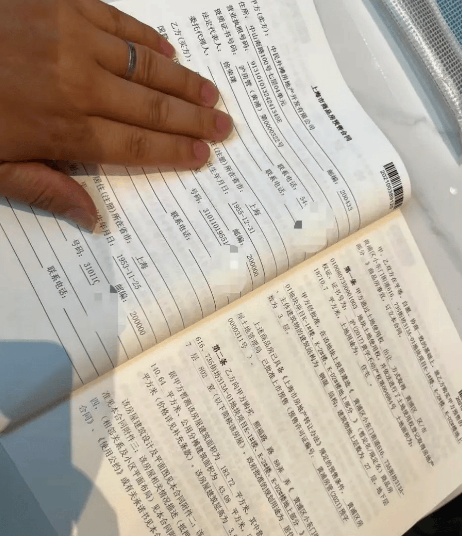 女子4年前借贷900万元<strong></p>
<p>小鸡理财</strong>，拿下上海3000万元的豪宅，交房近2年仍未办下不动产权证！竟是因开发商欠税？公司最新回应来了