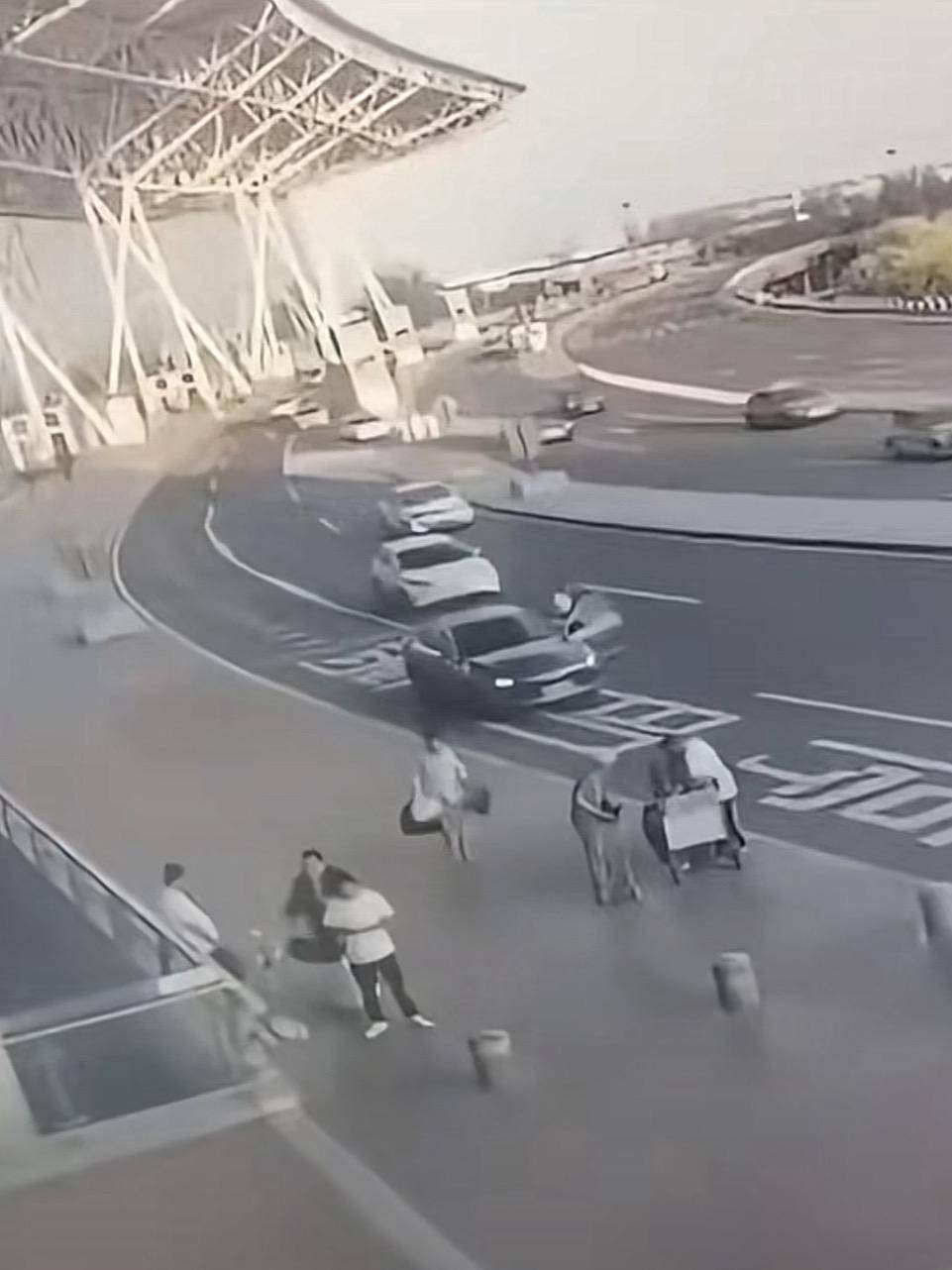 天津滨海机场一司机开门下车被相邻车道来车撞倒<strong></p>
<p>小鸡理财</strong>，车门脱落 交警正调查，律师分析