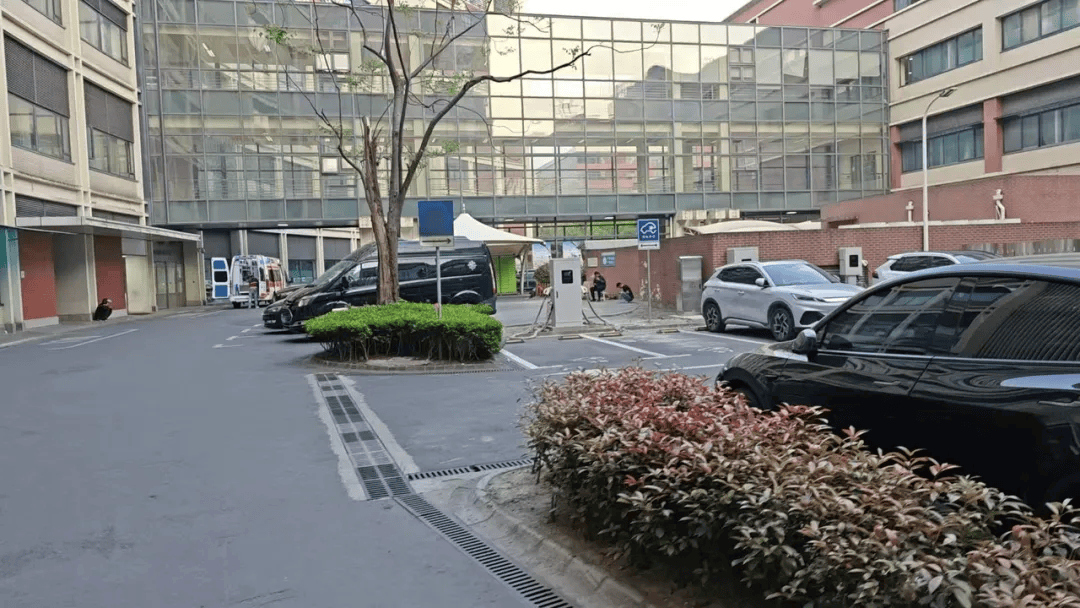 江西省卫健委通报“救护车800公里收费2.8万元”：不合理<strong></p>
<p>小鸡理财</strong>，暂停医院医疗转运服务