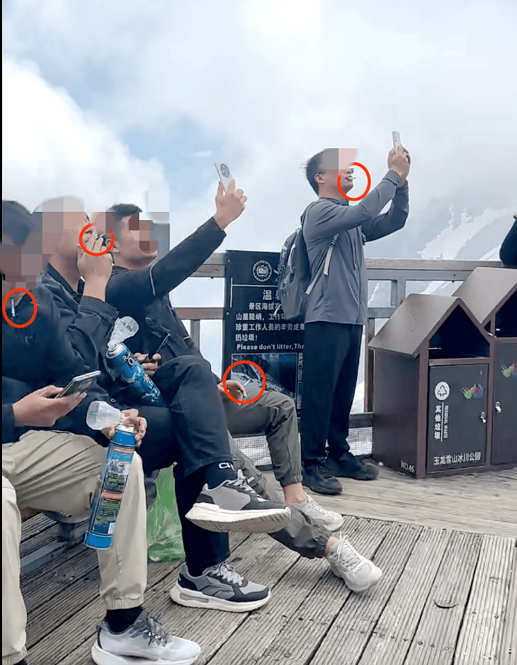玉龙雪山4500米观景平台上几名男游客手持氧气瓶<strong></p>
<p>小鸡理财</strong>，一边吸氧一边抽烟，景区回应：将加强劝导
