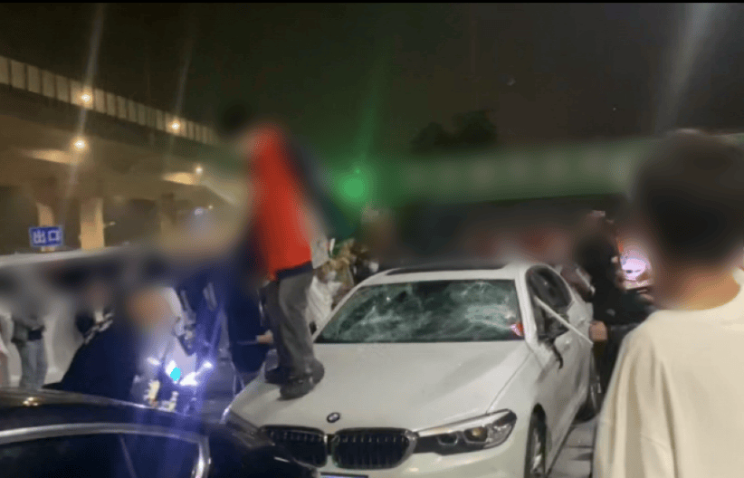 加油站内砸车打人<strong></p>
<p>速刷理财版</strong>，23名嫌疑人被临沂警方抓获