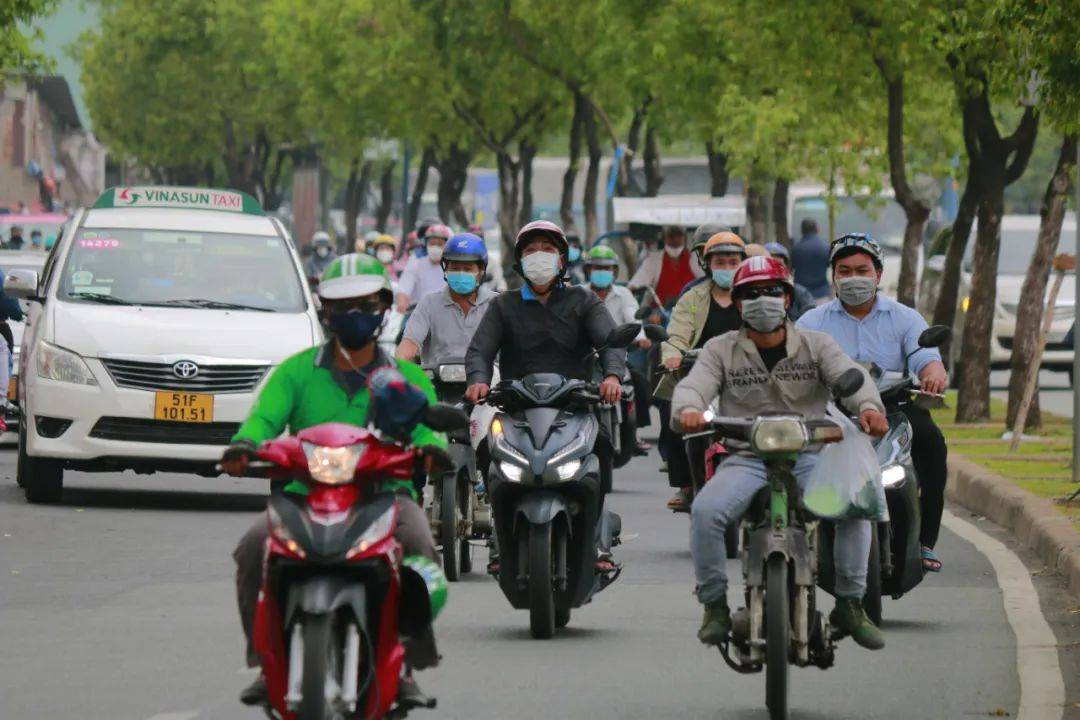 再有钱的北京白领<strong></p>
<p>得宝理财</strong>，也得穿“电驴套装”