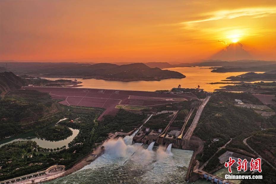 航拍黄河小浪底落日余晖壮美如画