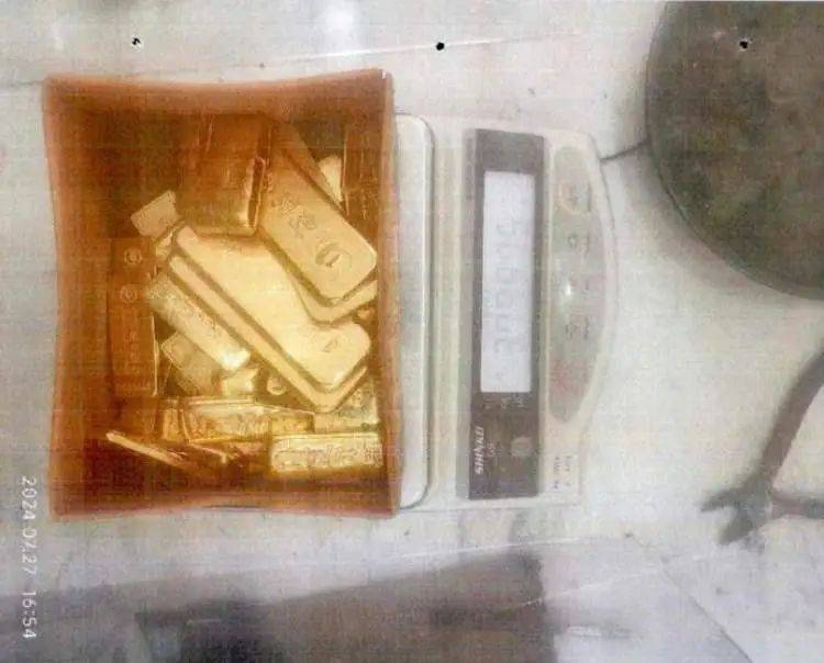 小树林里接头<strong></p>
<p>好好理财</strong>，一天背走2000多万元黄金！上海两人被判刑