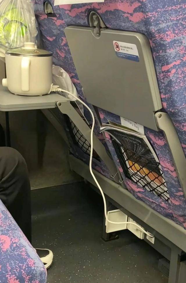 乘客在高铁上使用小型电煮锅<strong></p>
<p>最好的投资理财</strong>？12306回应：可以带但不能使用