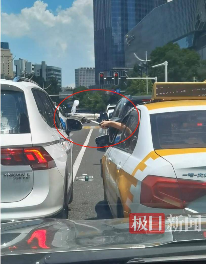汉口街头发生不和谐一幕：白色汽车有人向出租车泼水<strong></p>
<p>商务理财</strong>，的哥挥舞甩棍击破白车玻璃……