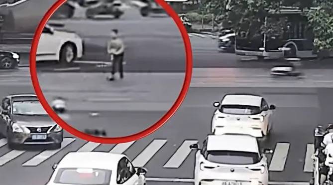 上海一8岁男童单独上路<strong></p>
<p>工行理财金账户</strong>，闯红灯被车撞飞：“家长让我自己出来锻炼一下”
