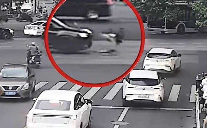 上海一8岁男童单独上路<strong></p>
<p>工行理财金账户</strong>，闯红灯被车撞飞：“家长让我自己出来锻炼一下”