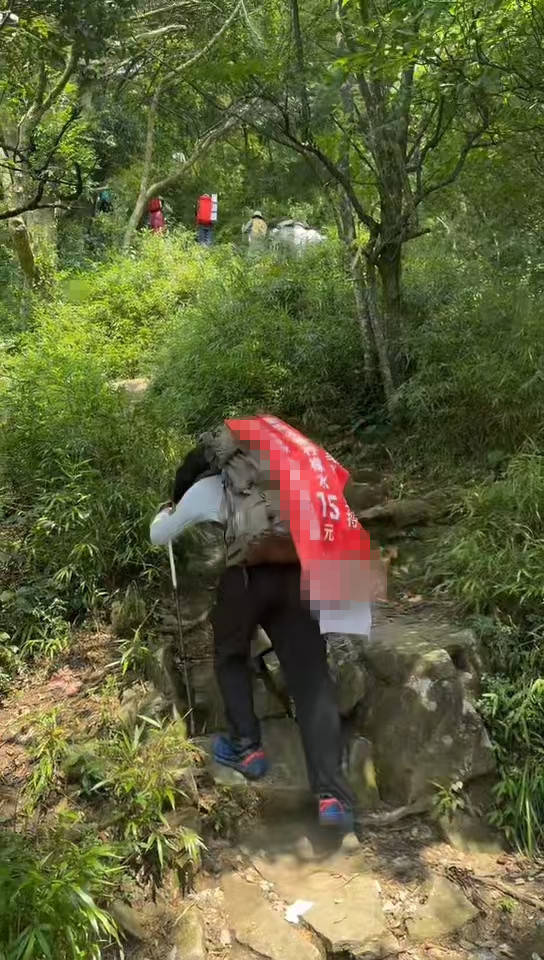 湖南一男子背40公斤蜜雪冰城上武功山售卖<strong></p>
<p>100万怎么理财</strong>，当事人：收入不多纯体验，当负重训练